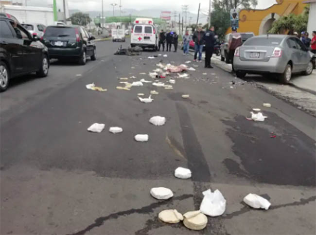 Repartidor de tortillas muere tras estrellarse de frente con auto en Izúcar  