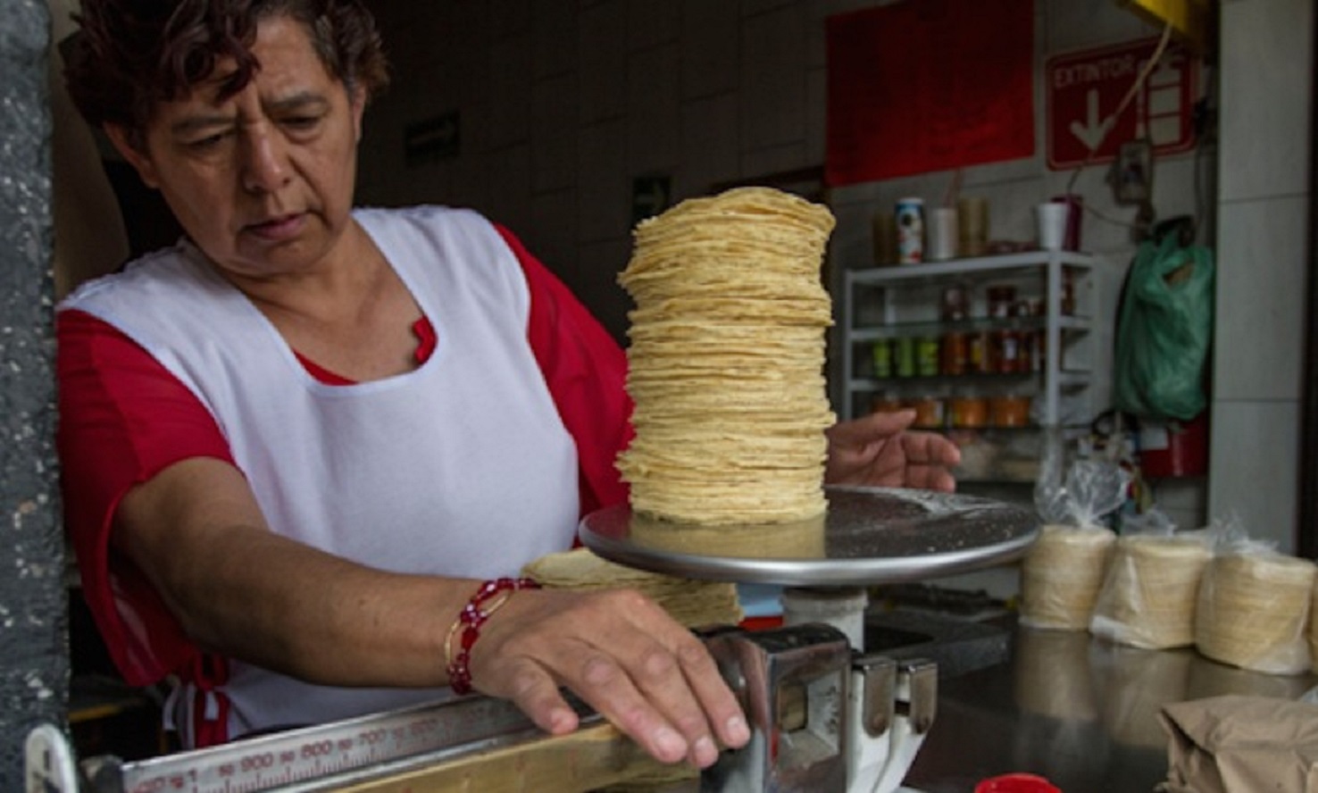 Sube 4 pesos el precio de la tortilla en Acatlán de Osorio tras gasolinazo