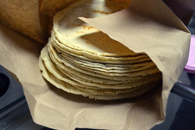Sube tortilla y se vende el kilo en 22 pesos en Puebla