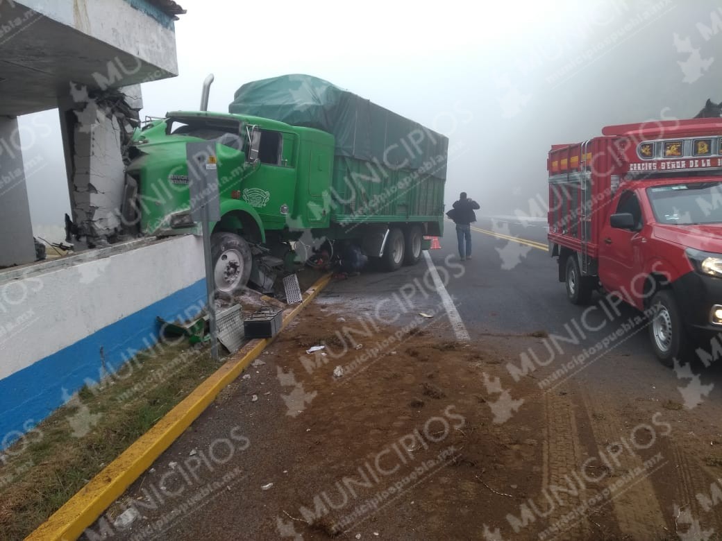 Se queda sin frenos y se estrella en baños de la Virreyes Teziutlán