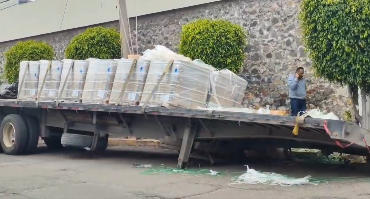 VIDEO Tráiler queda hundido en la calle 4 Poniente