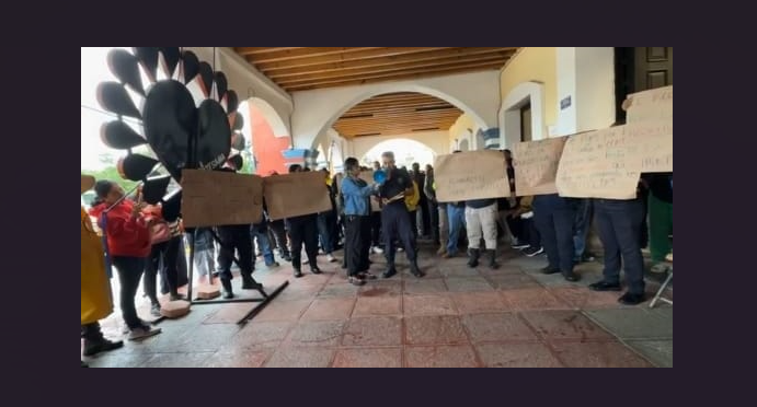 Trabajadores del Ayuntamiento cierran el centro de Izúcar