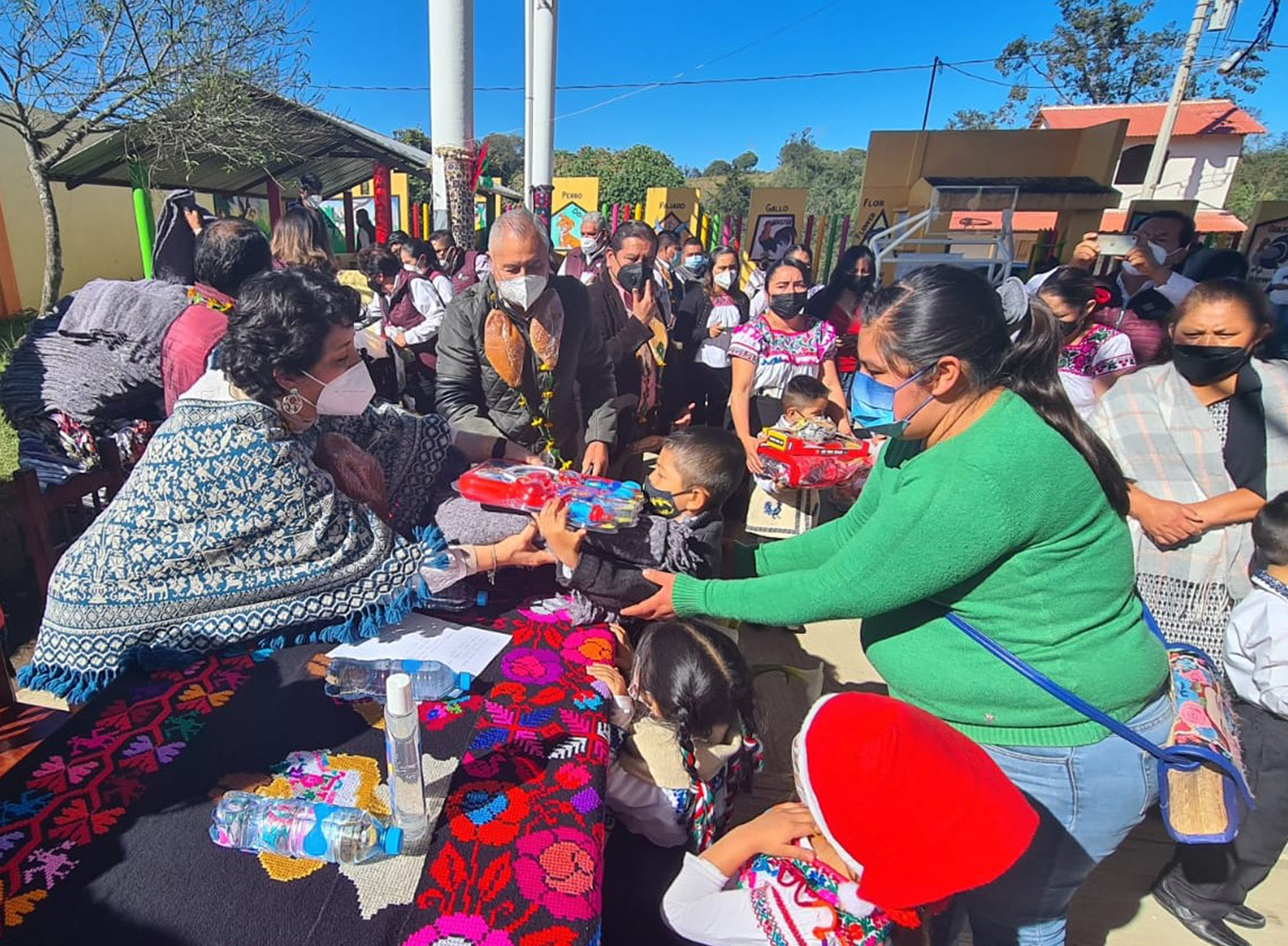 Trabajadores de la SEP donan juguetes y cobertores a niños de la Sierra Norte de Puebla