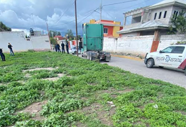 Ladrones abandonan tracto camión sin carga en General Felipe Ángeles 