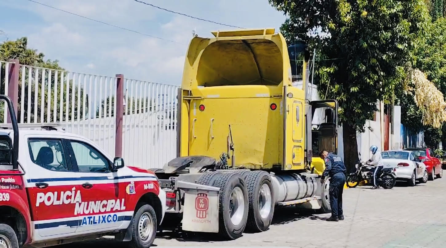 En Atlixco recuperan tractocamión robado en el Arco Norte