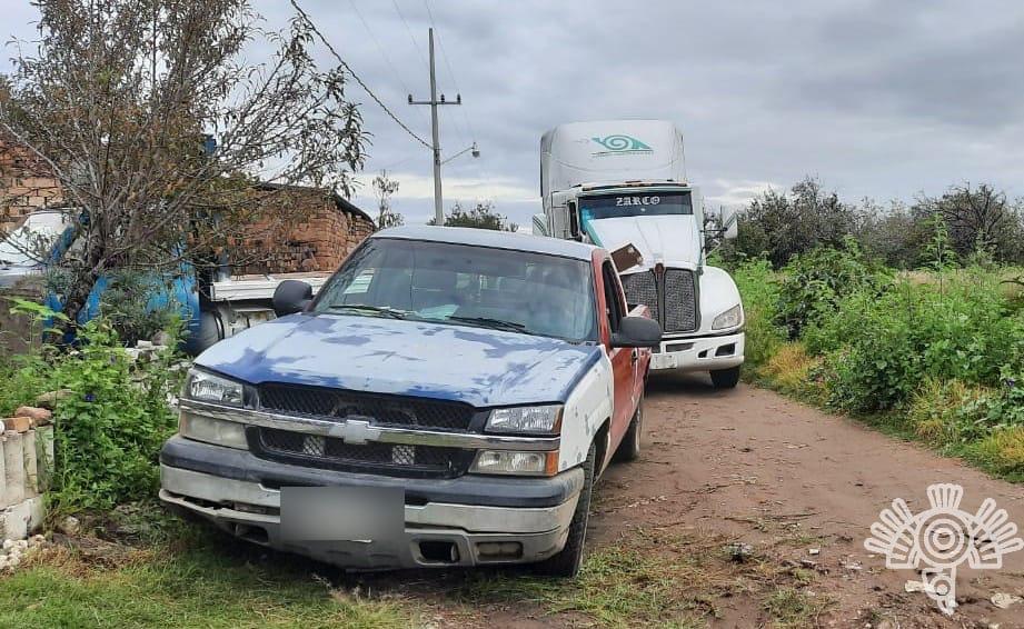 Tres roban tractocamión en Coronango y los detienen