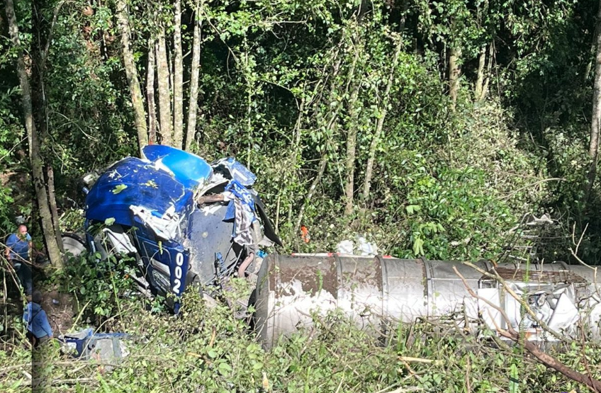 Salió vivo, aunque volcó un tractocamión tipo cisterna