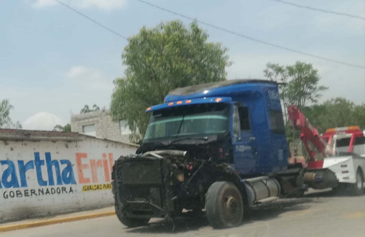 A medio desvalijar, abandonan camión en Tecamachalco