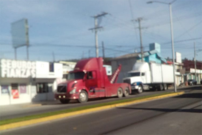 Ladrones abandonan tráiler robado pero se llevan al chofer en Tecamachalco