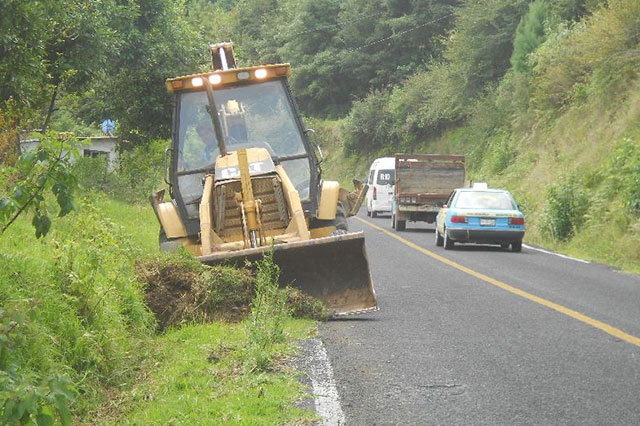 Realizan limpieza de la Carretera Xochiapulco - Zacapoaxtla