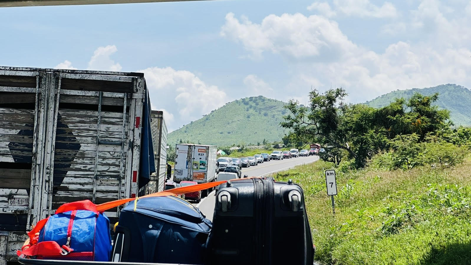 Por bloqueo en la México-Puebla autos saturan la Siglo XXI