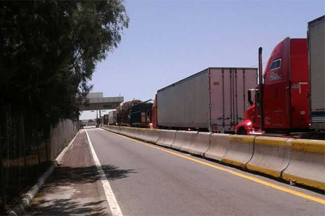 Volcadura de pipa genera tráfico en la autopista Puebla-Orizaba