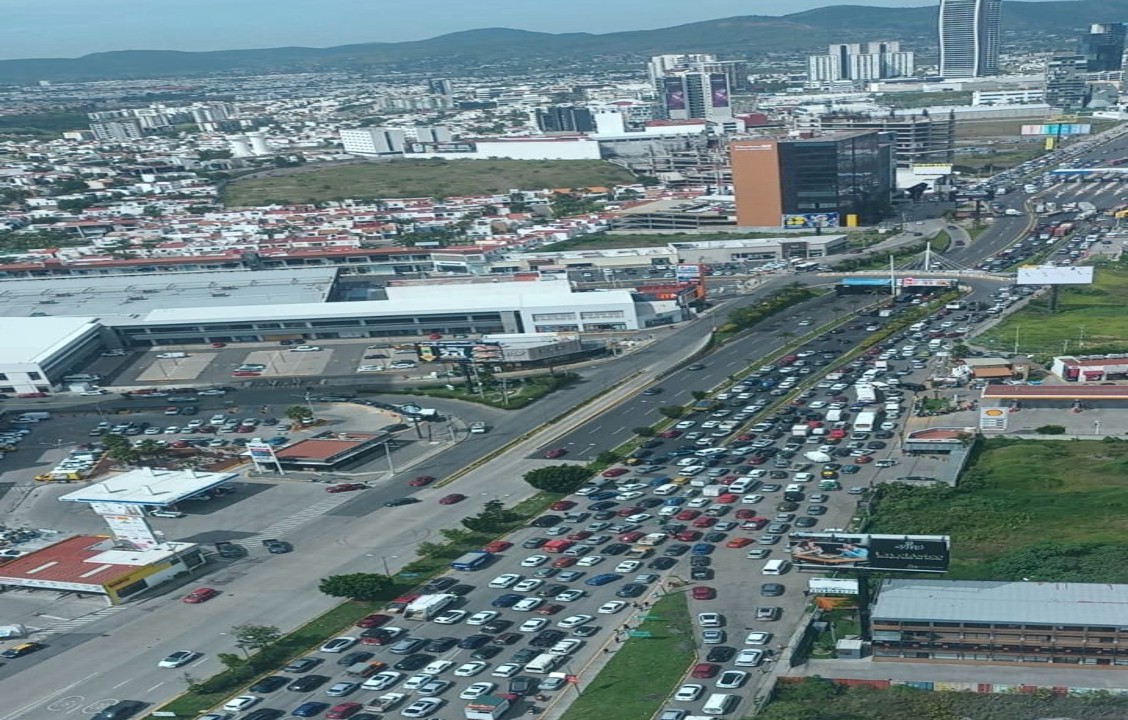 De locos, caos vial en la Vía Atlixcáyotl por cierre de la AMOTAC