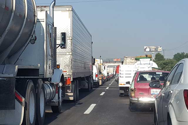 Accidente en la México-Puebla genera tráfico intenso