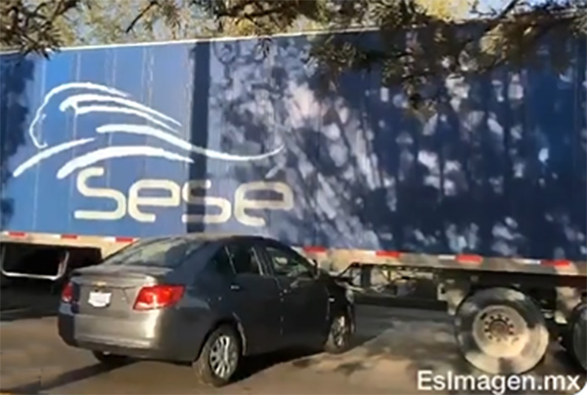 Se estampa auto con caja de tráiler en el parque industrial 2000