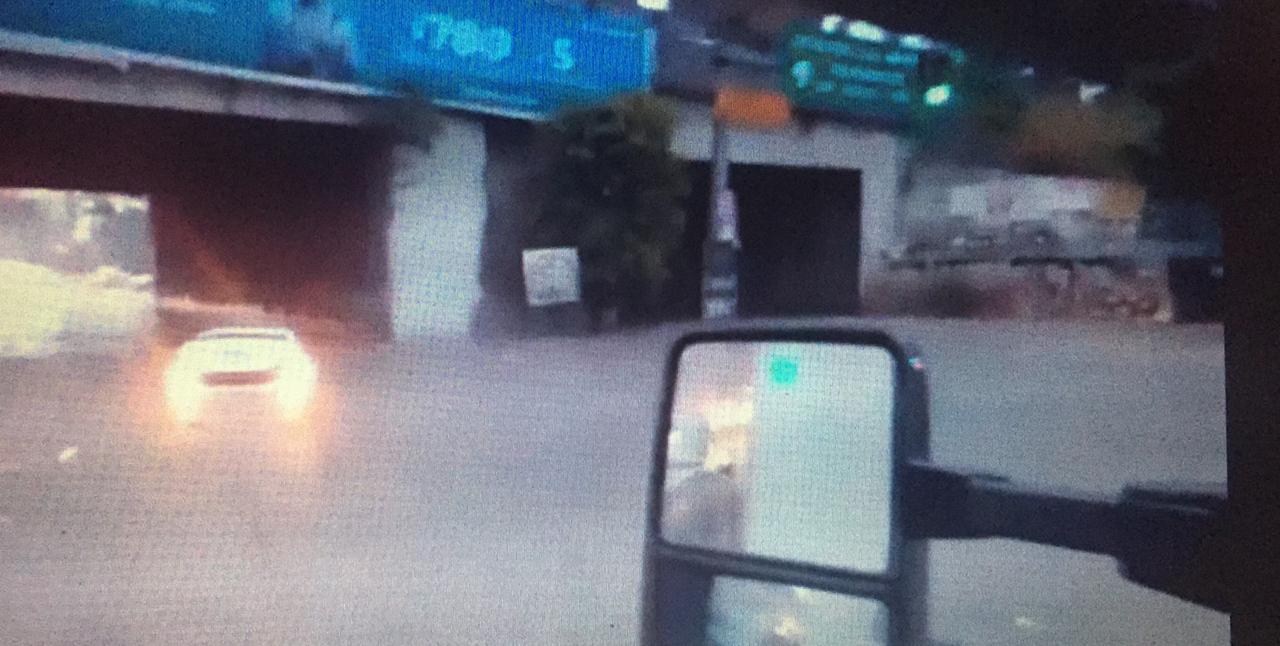VIDEO: Salva trailero a mujer, flotaba con todo y su vehículo