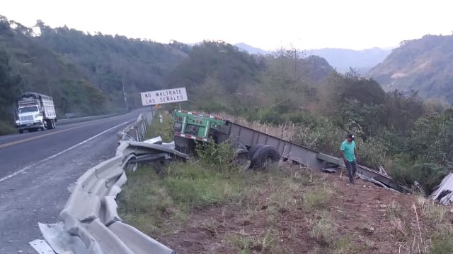 Dos muertos por volcadura de tráiler en la México-Tuxpan