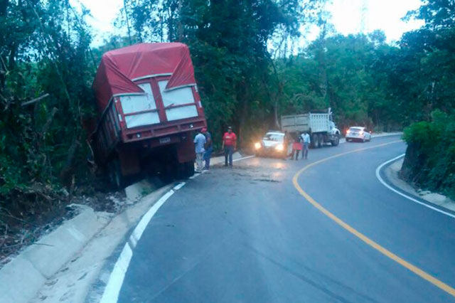 Vuelca camión sobre la Hueytamalco – Ayotoxco