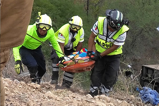 Salen del hospital 29 heridos por caída de autobús en autopista