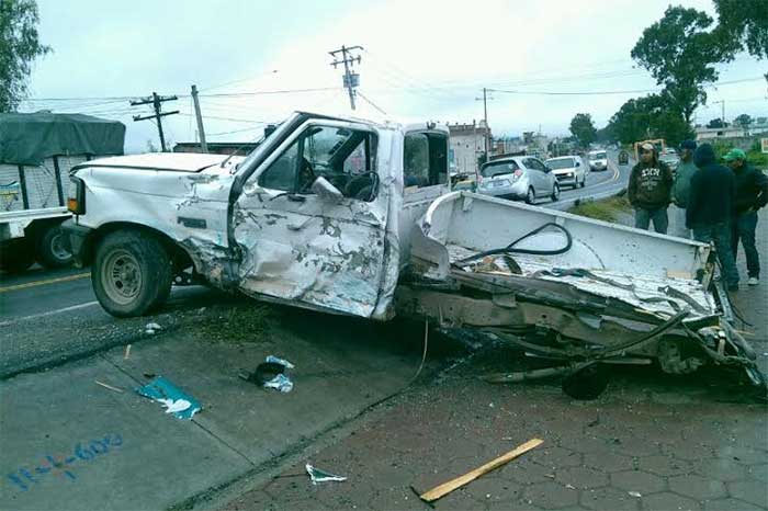 Saldo de 4 lesionados en choque de tráiler y dos camionetas