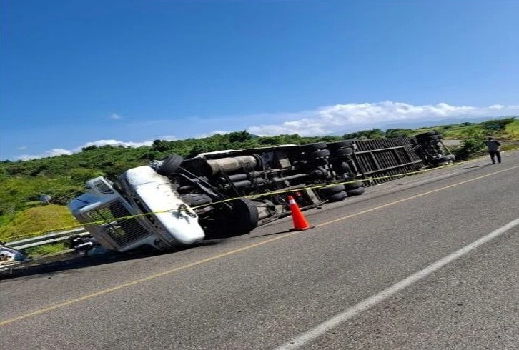 Tráiler termina volcado en la Autopista Siglo XXI en Puebla