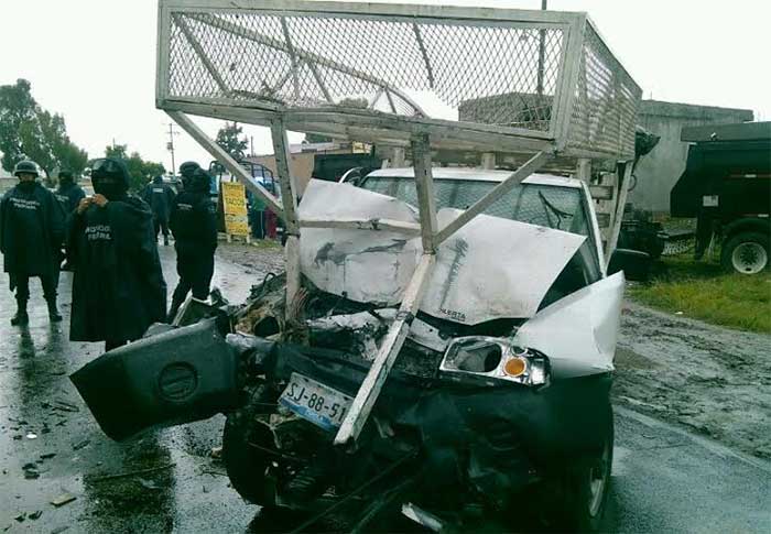 Saldo de 4 lesionados en choque de tráiler y dos camionetas