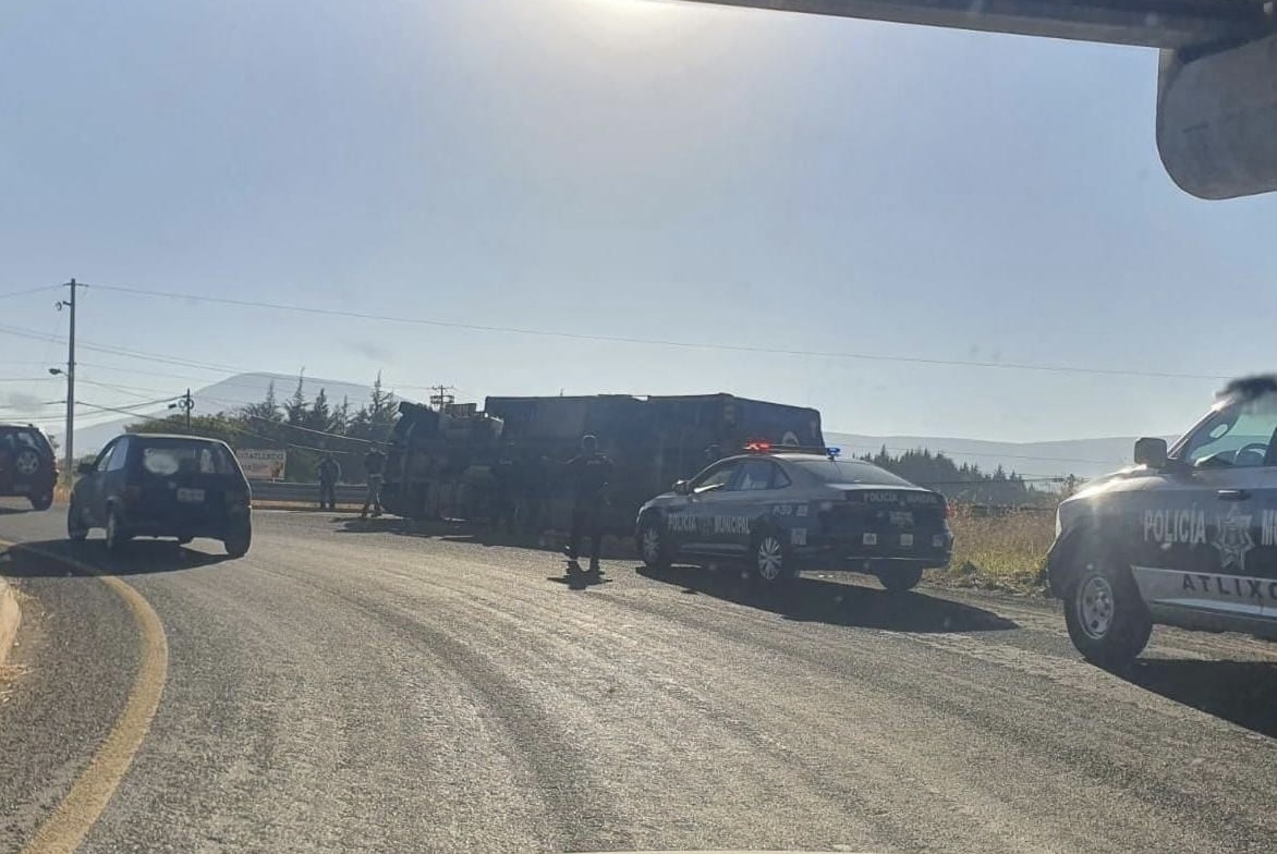 Vuelca tráiler en salida sur de Atlixco