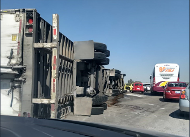 Se voltea tráiler en la incorporación a la Puebla-México