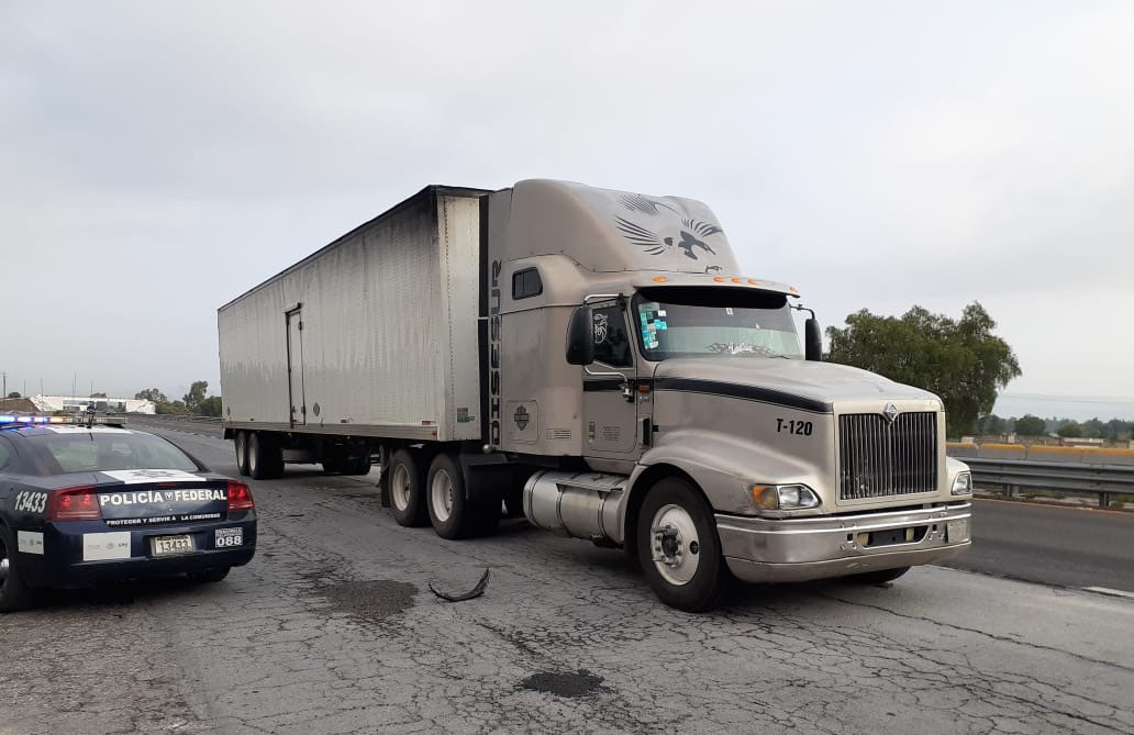 Balean tráiler para asaltarlo en Puebla-Orizaba