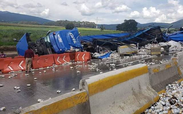 Por volcadura de camión con cerveza cierran la México-Puebla