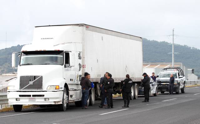 Polleros tunean camiones para transportar migrantes
