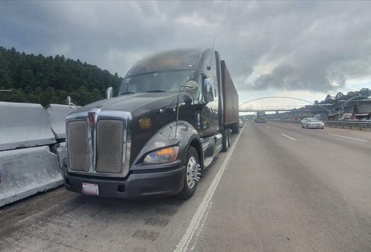 Ubican tráiler robado y rescatan a chofer en la México-Puebla