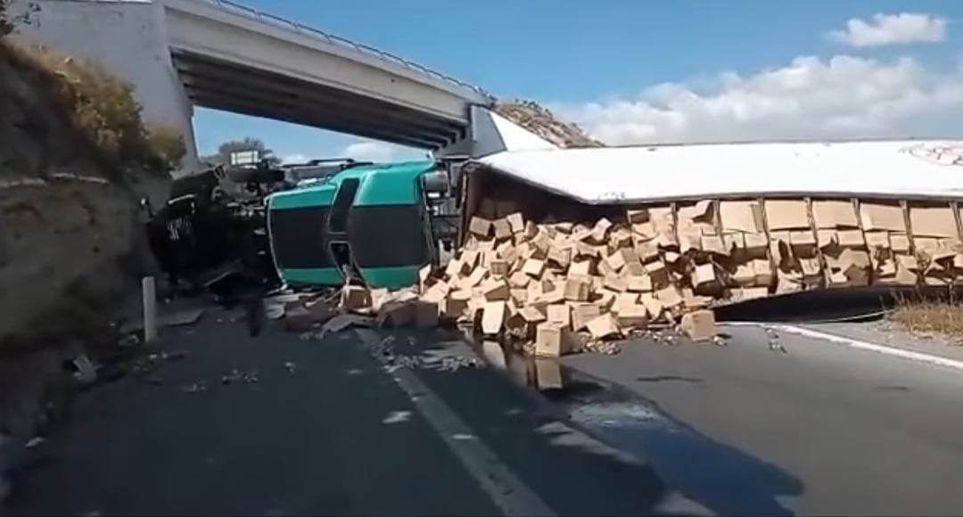 Vuelca tráiler en trébol de Santa María Coapan 