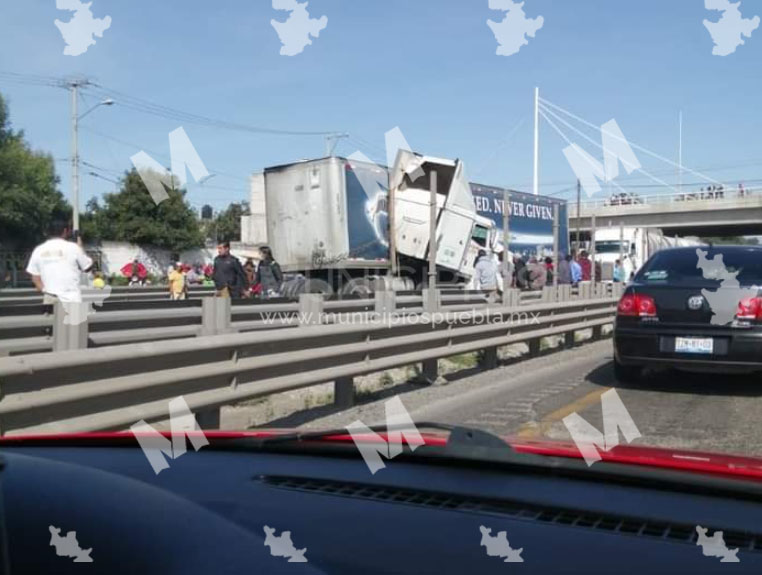 Choque entre dos tráileres en la Puebla-Orizaba provoca tráfico intenso