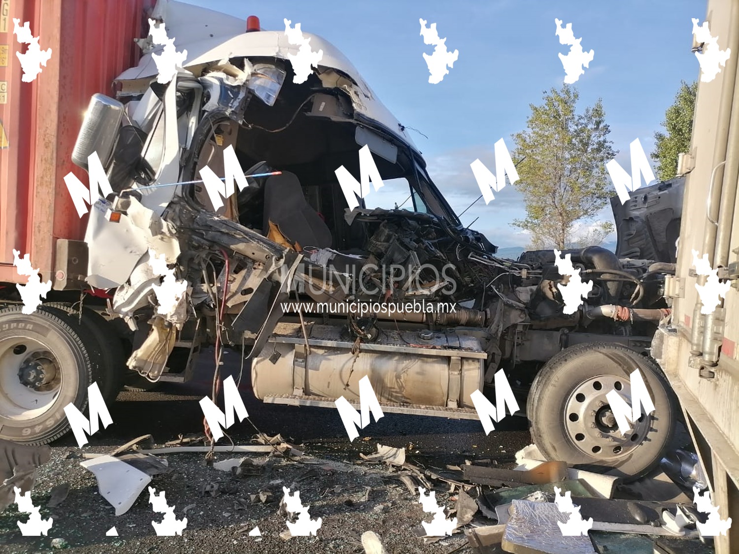 Tráfico en la México-Puebla por tractocamión destrozado en Tlalancaleca