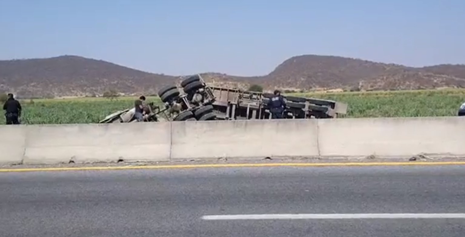 Se registra volcadura de tráiler en la carretera Izúcar-Atlixco 