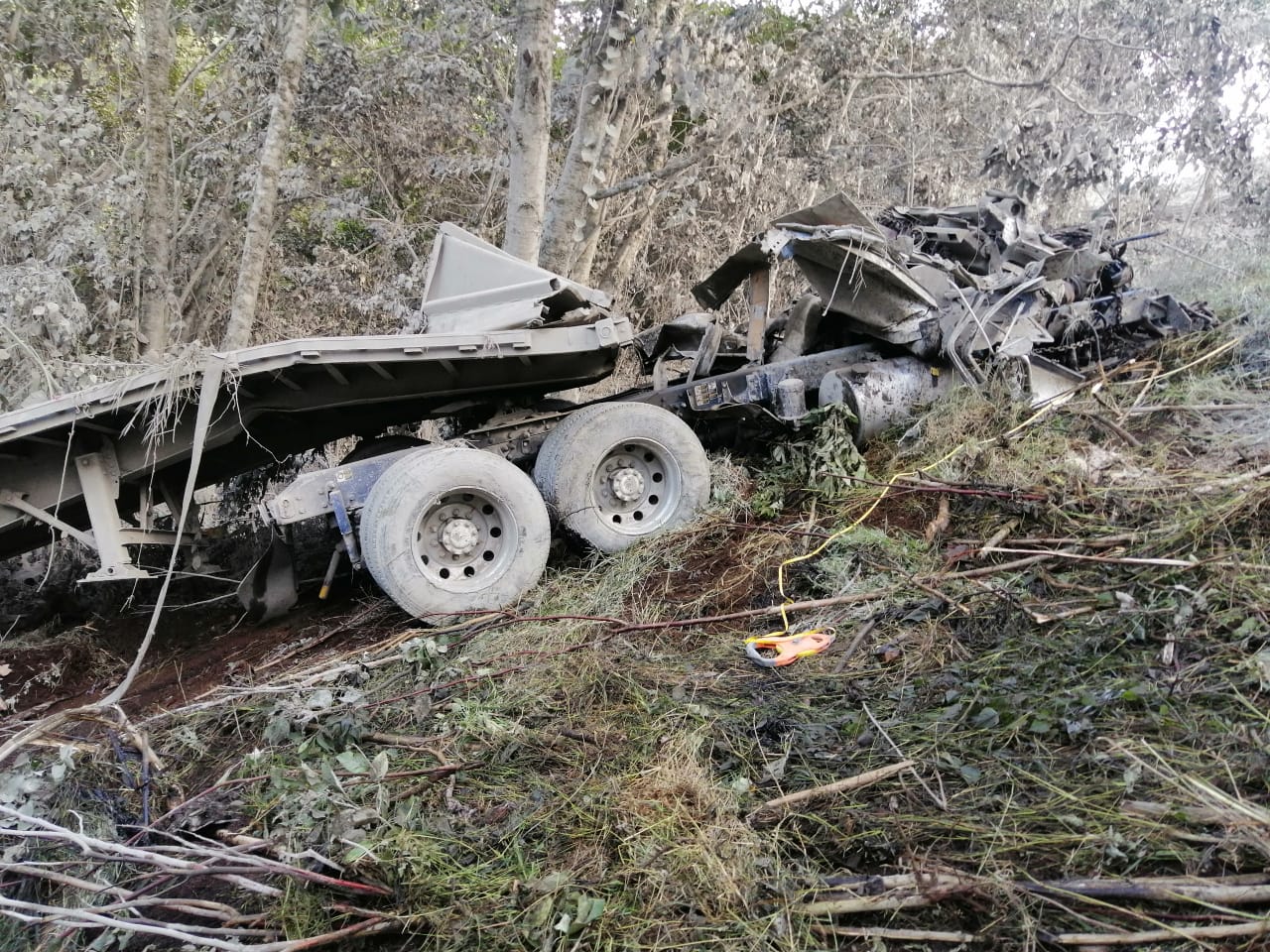 De milagro vive tras caer 100 metros en barranco de la México-Tuxpan