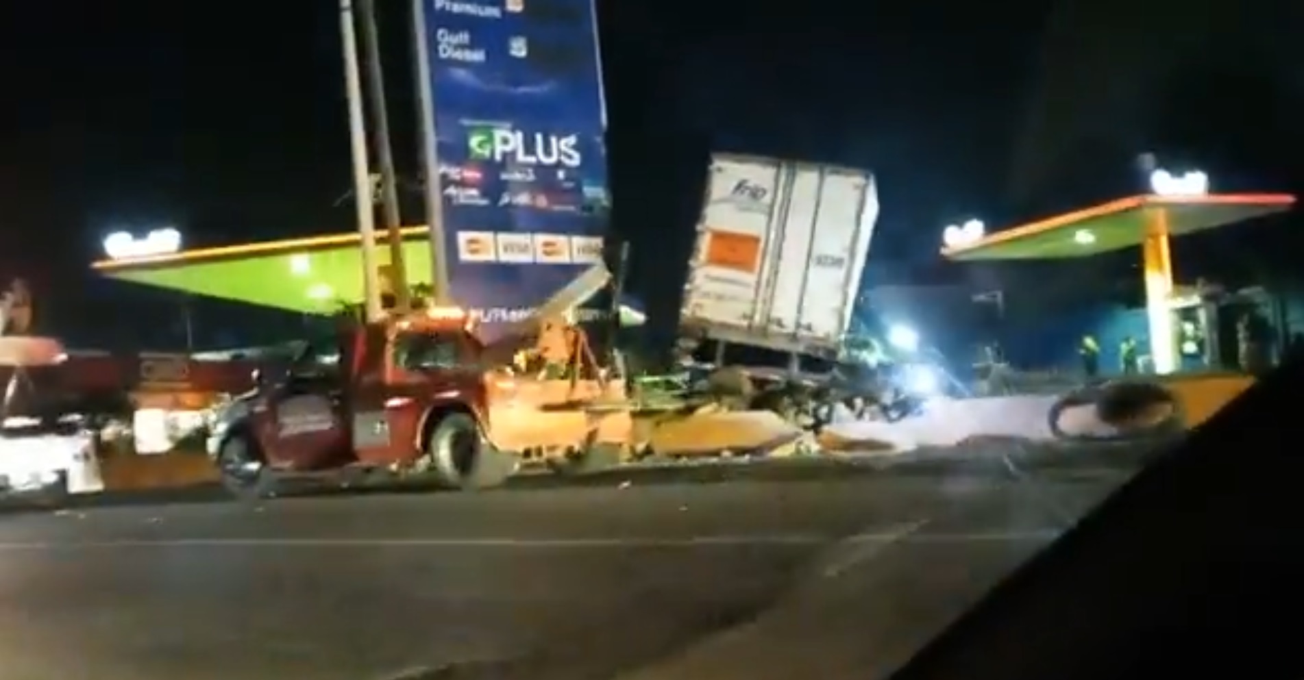 VIDEO Tráiler a punto de voltearse tras choque en Periférico Ecológico