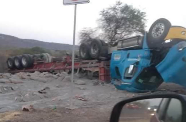 Se voltea camión pesado de materiales en Tehuitzingo