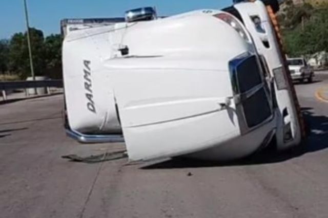 Tráiler volcado en Periférico Ecológico causa bloqueo de seis horas