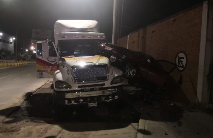 Conductor ebrio queda sobre tráiler tras chocar en Puebla