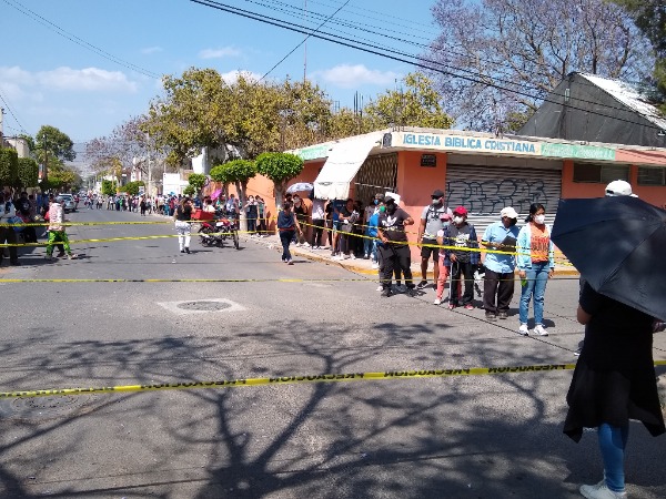 Forman larga fila en Tehuacán para pre-registro de vacuna anticovid