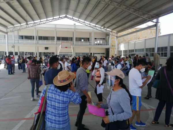 Forman larga fila en Tehuacán para pre-registro de vacuna anticovid