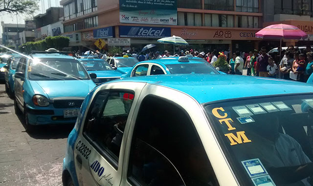 Transportistas quitan propaganda de Gali por el Día del Trabajo en Tehuacán