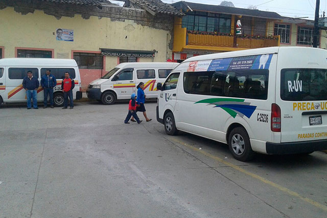 Bloquean calles de Teziutlán exigiendo mejor transporte
