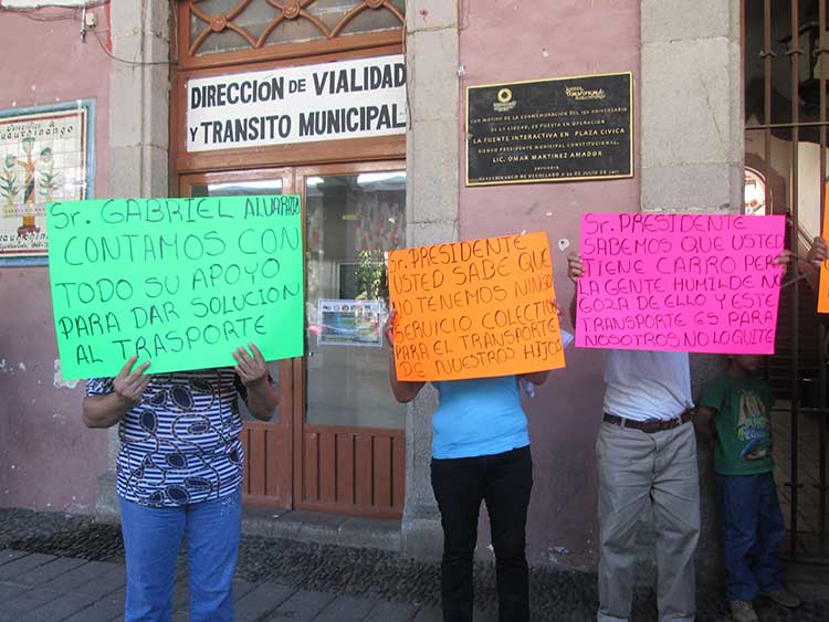 Protestan en Huauchinango por suspensión de ruta 5 del transporte público 