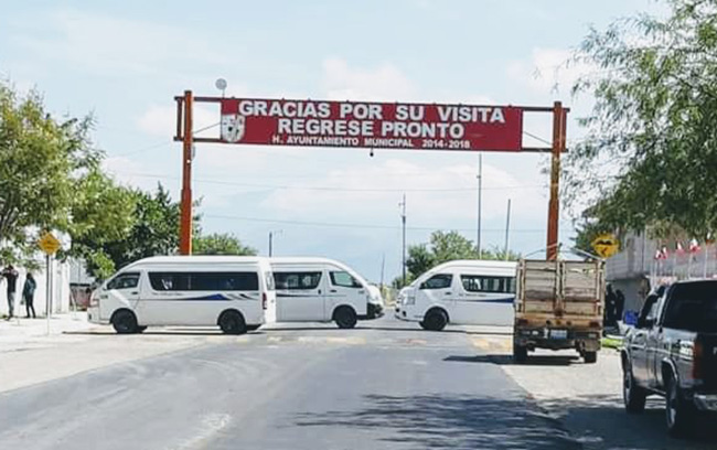 Transportistas bloquean acceso a Chilac