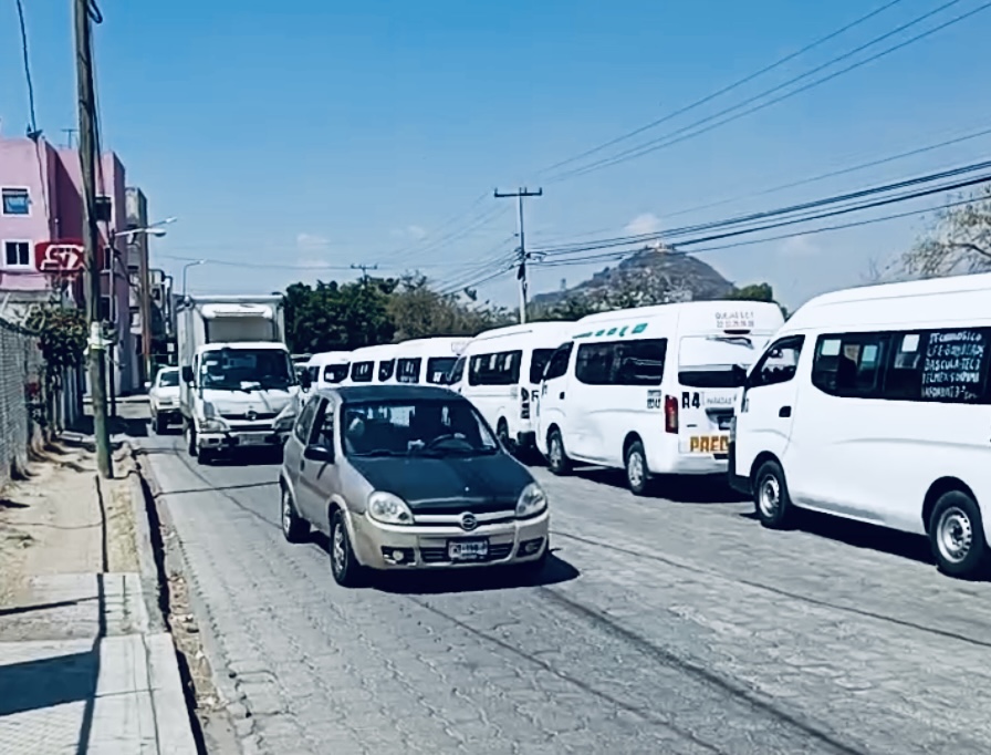 Transportistas de Atlixco bloquean calles; se quejan de invasión de ruta