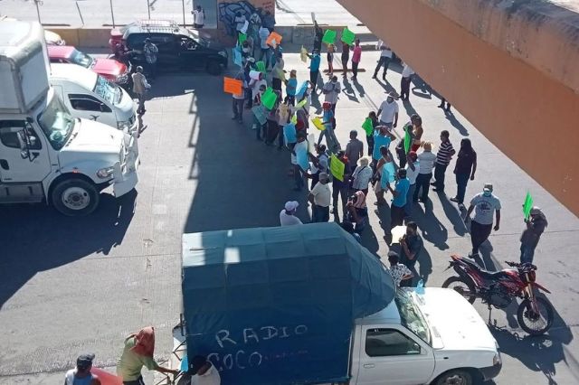 Transportistas de Acapulco bloquean el bulevar Vicente Guerrero por falta de seguridad