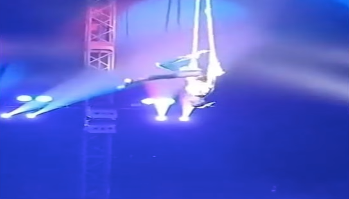 VIDEO Trapecista rusa cae de una altura de 10 metros